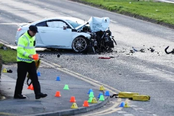 பிரித்தானியாவில் சாலையை விட்டு விலகிய கார்: தாய் மற்றும் குழந்தை நேர்ந்த பரிதாபம்