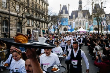 பாரிஸில் கவனம் ஈர்த்த வினோத போட்டி!