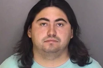 தூங்கும் பெண்களின் கால்களை தடவி தொல்லை ; அமெரிக்காவில் புதுவகை குற்றசாட்டு !