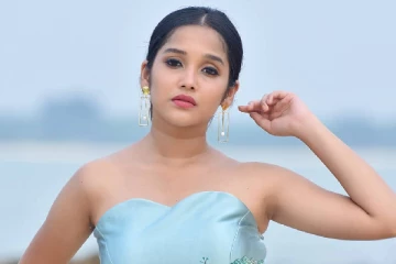 பேண்ட் போட மறந்துடீங்களா அனிகா.. அஜித்தின் ரீல் மகளை கலாய்த்தெடுக்கும் நெட்டிசன்கள்
