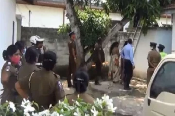 பசியின் கொடுமை இரண்டு பிள்ளைகளுடன் பொலிஸ் நிலையத்தில் சரணடைந்த தாய் - செய்திகளின் தொகுப்பு (Video)