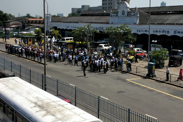 கொழும்பில் ஜனாதிபாதி செயலகத்திற்கு முன்னால் பதற்றம்- கோட்டை ரயில் நிலையத்திற்கு முன்னால் திரண்ட போராட்டக்காரர்கள்! - ஐபிசி தமிழ்