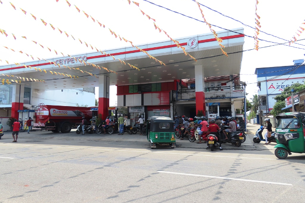 அம்பாறையில் நிர்வாக முடக்கல் கோரிக்கையினை நிராகரித்து வழமைப்போல் இயங்கும் தொழில் நடவடிக்கைகள்(Photos) | Business Activities Routinely Running Ampara