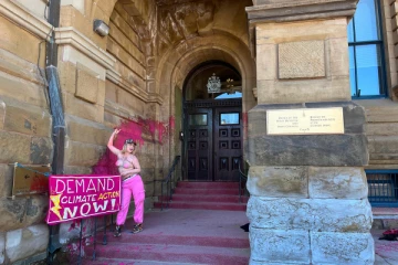 கனேடிய பிரதமர் அலுவலகம் முன் மேலாடை அணியாமல் போராடும் சமூக ஆர்வலர் செய்த செயல்...