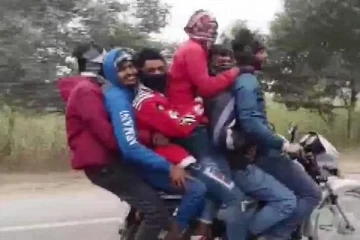 3 பைக்குகளில் 14 பேர் சாகசப் பயணம்! வைரலாகும் வீடியோ காட்சிகள்