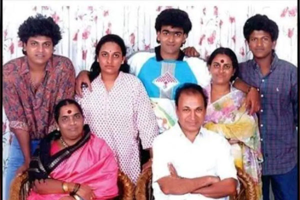 மறைந்த நடிகர் புனீத் ராஜ்குமாரின் அழகிய குடும்பம்.. அனைவரையும் கண்கலங்க வைக்கும் புகைப்படங்கள் | Puneeth Rajkumarfamily Photo