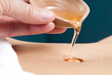 ஒரு சொட்டு தேனை தொப்புளில் விடுங்க.... ஆயுசுக்கும் இந்த பிரச்சினை வராது? எந்த நேரத்தில் வைக்கனும் தெரியுமா?