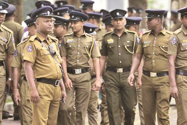 பொலிஸ் நிலையத்திற்குள் புகுந்து அநாகரீகமாக நடந்து கொண்ட பெண் | Woman Behaved Indecently Inside The Police Station
