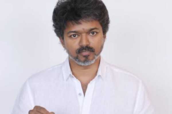 காவலரின் கையை கடித்த தவெக தொண்டர்!! கலாய்த்து தள்ளும் நெட்டிசன்கள்.. | Tvk Volunteer Who Bit The Hand Of The Police Video