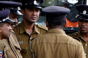 “මේ අඩන්නේ නියම තාත්තෙක්” විරෝධතාවයකදි පොලිස් නිලධාරියෙක් තරුණයින් ඉදිරියේ සංවේදි වු අවස්ථාව සමාජ මාධ්ය කලබයි...( VIDEO)