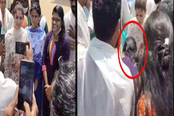 கோவிலுக்கு சென்ற இடத்தில் நயன் தாராவிடம் ரசிகை செய்த செயல்? ஷாக்கான கணவர் விக்னேஷ் | Nayanthara Vigneshi Shiavan Fans Like Doing