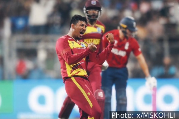 டி20 உலகக் கோப்பை: இங்கிலாந்தை புரட்டிப்போட்ட வெஸ்ட் இண்டீஸ்: 30 ஓட்டங்களில் அபார வெற்றி | T20 World Cup West Indies Beat England By 30 Runs