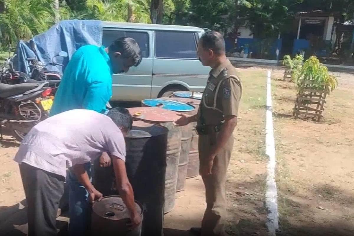 கந்தளாயில் சட்டவிரோத மதுபான உற்பத்தி நிலையம் முற்றுகை | Illegal Liquor Manufacturing Plant In Kandalai