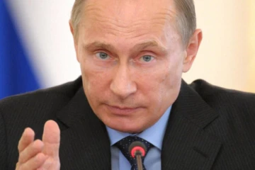 රුසියානු ජනපති, ව්ලැඩිමීර් පුටින් එකවරම පඩිපෙළකින් ඇදගෙන වැටෙයි.. (PHOTO)