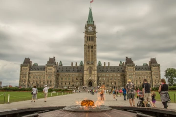 கனடாவின் நாடாளுமன்ற வளாகத்திற்குள் நுழைந்த மர்ம நபரால் பரபரப்பு