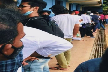வரிசையில் காத்திருந்த குமார் சங்கக்கார!! (படம்)