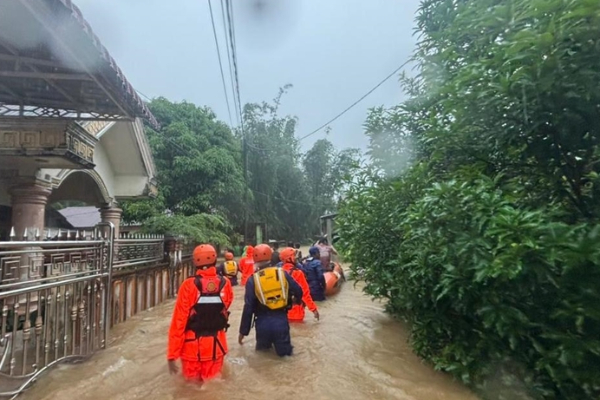 வெள்ளத்தில் சிக்குண்ட பேருந்தினை மீட்கும் பணி மீண்டும் ஆரம்பம் | Extreme Weather Sri Lanka Another Bus Accident