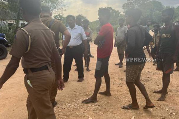 பொதுமக்களால் மடக்கிப்பிடிக்கப்பட்ட நால்வர் : பொலிஸாரிடமிருந்து தப்பியோட்டம்! | Thannimurippu Illegal Fishing 4 Caught By Public