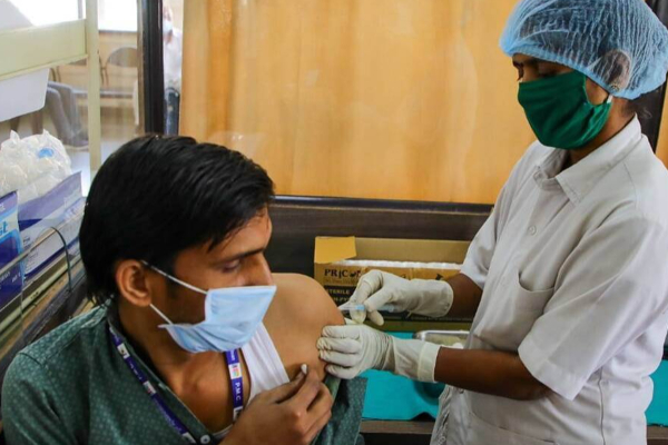 கொரோனா தடுப்பூசி செலுத்துவதில் புதிய தளர்வுகளை அறிவித்த மத்திய அரசு.! | Federal Government Announces Relaxation Vaccine