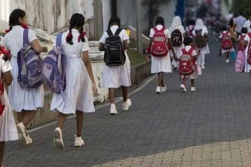 பாடசாலை மாணவியை கத்தியால் குத்திய மாணவன்