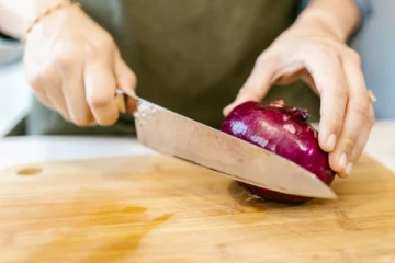 கண்ணீர் வராமல் வெங்காயம் நறுக்க வேண்டுமா!