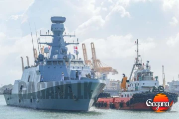 යුධ නැවක් කොළඹටත්..වැඩබලන ආරක්‍ෂක ඇමතිත් බලන්න ගිහින් [PHOTO]