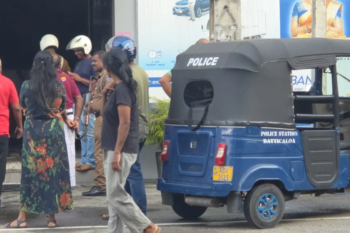 மட்டக்களப்பில் பரபரப்பு; வங்கியில் தீ விபத்து | Fire At Union Bank In Batticaloa மட்டக்களப்பில் பரபரப்பு; வங்கியில் தீ விபத்து | Fire At Union Bank In Batticaloa