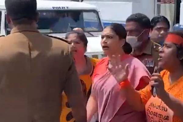 கொழும்பில் பொலிசாருடன் கடும் வாக்குவாதம்; ஹிருணிக்கா கைது(Video) | Protest In Colombo