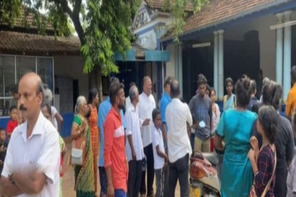 யாழில் பிரபல பத்திரிகை நிறுவனத்தினுள் அத்துமீறி நுழைந்த கும்பல் அடாவடி! | The Gang That Trespassed Newspaper Company In Yali