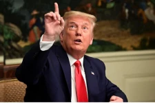 கொரோனா நிவாரண மசோதாவில் கையெழுத்திட தவறிய டிரம்ப்: சீனாவை குற்றம்சாட்டி ட்வீட்!