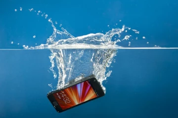 உங்கள் ஸ்மார்ட்போன் தண்ணீரில் விழுந்து விட்டதா?  தப்பி தவறி கூட இதை மட்டும் செய்துவிடாதீங்க!