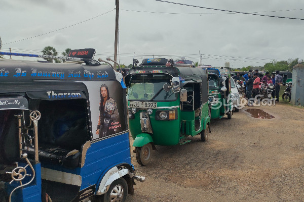 கியூ.ஆர் அட்டை முறை மூலம் எரிபொருள் விநியோகம்(video) | Trinco Petrol Supply