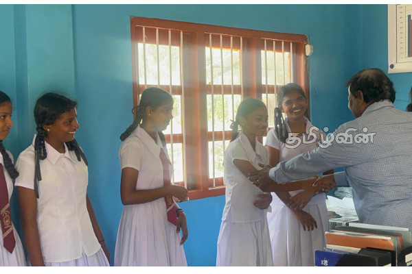 கரப்பந்தாட்டத்தில் மாகாணத்தில் 2ஆம் பெற்ற வற்றாப்பளை மகாவித்தியாலய பெண்கள் அணியினரை வாழ்த்திய ரவிகரன் எம்.பி | Vattapalai Mahavidyalaya Girls Team Win Volleyball