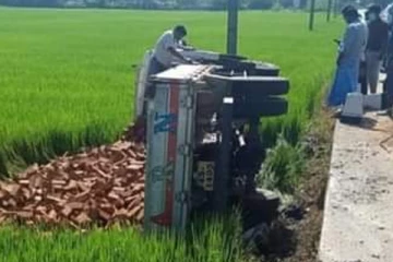 சம்மாந்துறையில் டிப்பர் வாகனமொன்று பாதையை விட்டு விலகி விபத்து
