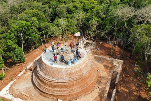 குருந்தூர் மலையில் துள்ளிக்குதிக்கும் பிக்கு! | Leaping Bhikkhu On Mount Kurundur