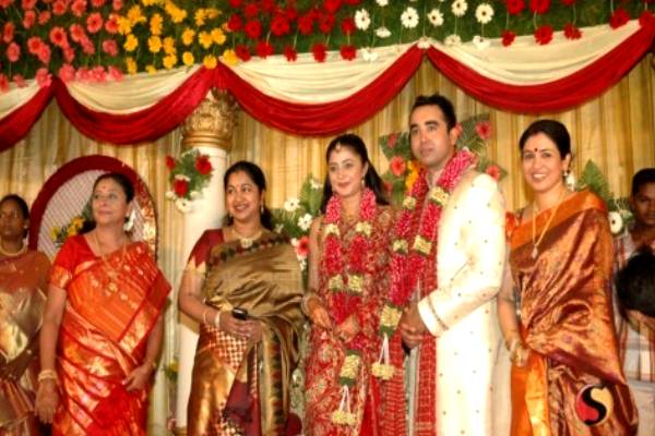 கனிகா திருமணத்தில் எப்படி இருக்காரு பாருங்க