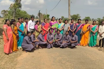 கிளிநொச்சியில் உழவு இயந்திரம் செலுத்திய பெண்கள்