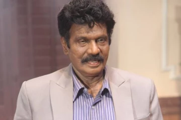 நடிகர் கவுண்டமணியா இது, எந்த பிரபலங்களுடன் புகைப்படம் எடுத்துள்ளார் பாருங்க- முதன்முறையாக வெளிவந்த போட்டோ