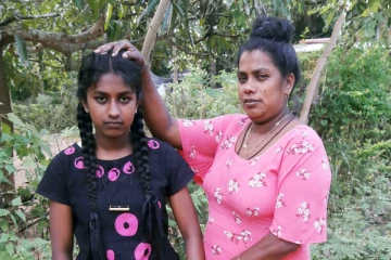 யானையிடம் போராடி தன் மகளின் உயரை காப்பாற்றிய தாய்