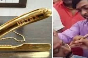 தங்க ரேசரில் சேவிங் செய்யும் தொழிலாளி.. குவியும் வாடிக்கையாளர்கள்; விலை எவ்வளவு தெரியுமா?