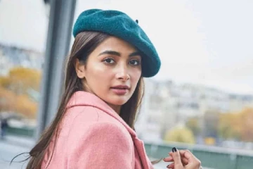 தனது பாட்டிக்கு செல்ஃபி எடுக்க கற்று கொடுக்கும் பூஜா ஹெக்டே.. வெளிவந்த அழகிய வீடியோ..