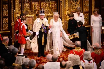 மன்னருடைய நாடாளுமன்ற உரையின்போது பக்கிங்காம் அரண்மனையில் பிணைக்கைதியாக வைக்கப்படும் அரசியல்வாதி