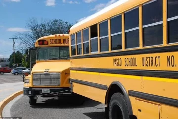 மாணவர்கள் முன்னிலையில்... பாடசாலை பேருந்தில் ரத்தக்களரி சம்பவம்: பதறிப்போன பெற்றோர்