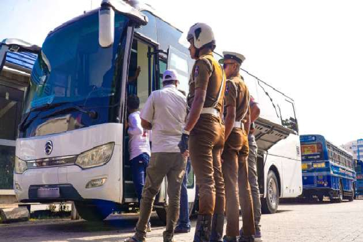 ஓடிக்கொண்டிருந்த பேருந்திலிருந்து தவறிவீழ்ந்த இளைஞனுக்கு நேர்ந்த துயரம் | Youth Dies After Falling From Bus