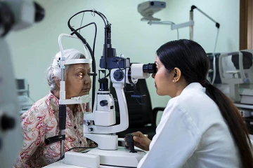 கண் வைத்தியசாலைக்கு சென்ற வயோதிப பெண்களுக்கு இப்படி ஒரு அவலம்!