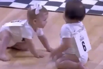 தவழும் பந்தயத்தில் கியூட் குழந்தை செய்த சேட்டை! நொடியில் போட்டியே தலைகீழாக மாறிய அதிசயம்