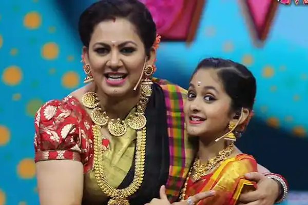 ஹீரோயின்களை மிஞ்சம் அழகில் தொகுப்பாளினி அர்ச்சனாவின் மகள் சாரா.. எப்படி இருக்கிறார் பாருங்க | Archana Daughter Zara Latest Video