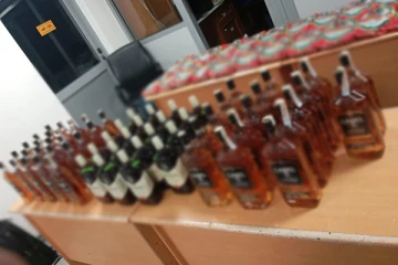 இலங்கைக்கு சட்டவிரோதமாக கொண்டுவரப்பட்ட உயர்தர மதுபான போத்தல்கள் பறிமுதல்