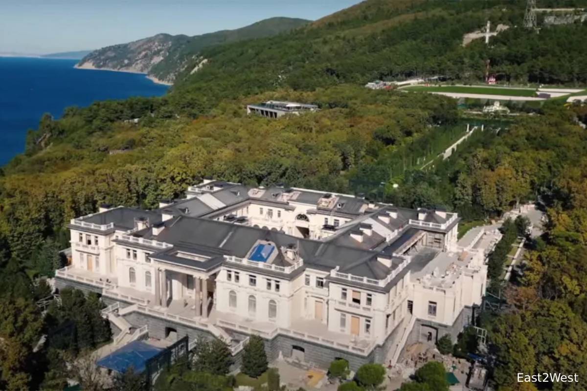 புடினுடைய ஆடம்பர மாளிகை அருகே விழுந்து வெடித்த ட்ரோன் | Drone Smashes Near Putin Black Sea Palace புடினுடைய ஆடம்பர மாளிகை அருகே விழுந்து வெடித்த ட்ரோன் | Drone Smashes Near Putin Black Sea Palace