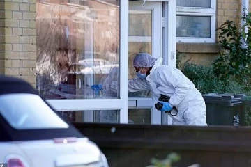 வீட்டின் கதவை உடைத்து உள்ளே நுழைந்த ஆயுததாரிகளான பொலிஸ்: பிரித்தானியாவில் பகீர் சம்பவம்